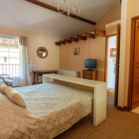 Les Oiseaux_a Avec Piscine Chauffee Holiday home